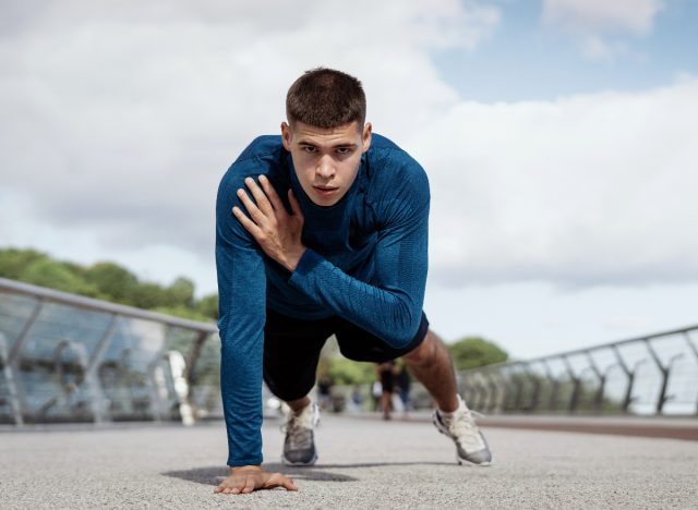 Fit Man που επιδεικνύει βρύσες ώμων για να φτάσει το ιδανικό βάρος σας γρήγορα
