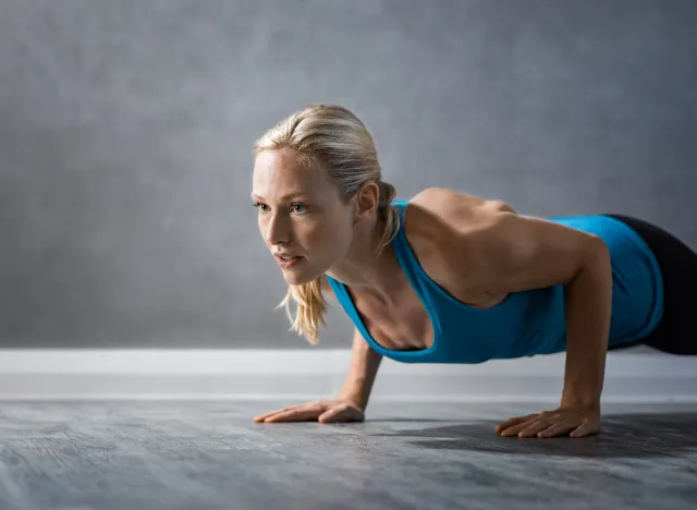 Fit Woman κάνει pushups