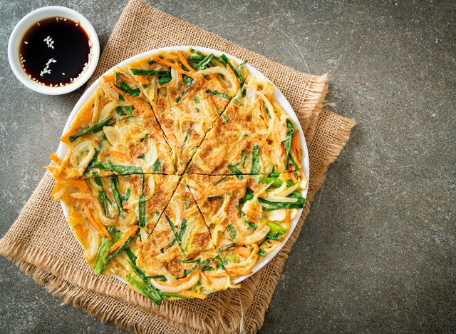 Pajeon ή κορεατική κρέμα ή κορεατική πίτσα - ασιατικό στυλ τροφίμων