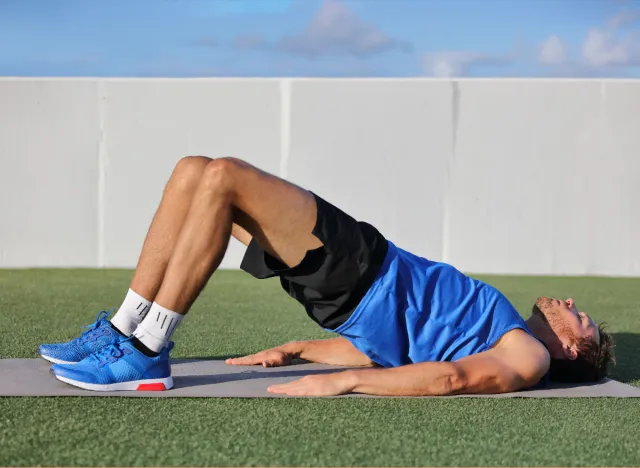 Ο άνθρωπος που κάνει τη γέφυρα Glute March για να πάρει ένα πιο επίπεδη στομάχι