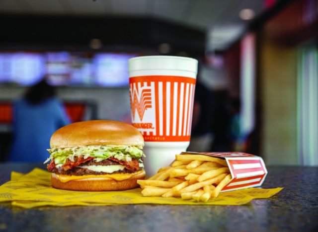 Whataburger Southern Bacon διπλό, πατάτες και ποτό