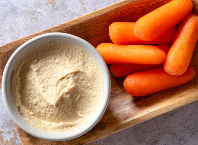 Σκόρδο hummus με καρότα μωρών