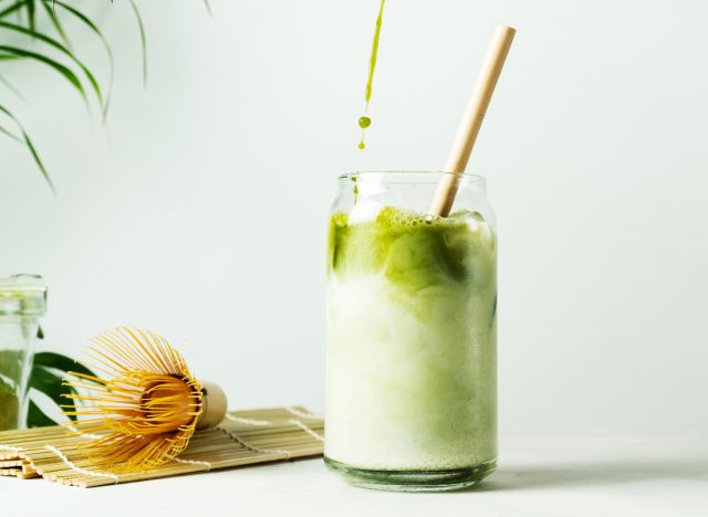 Κάνοντας παγωμένο matcha latte, ένα από τα καλύτερα πρωινά ποτά για ταχεία απώλεια βάρους