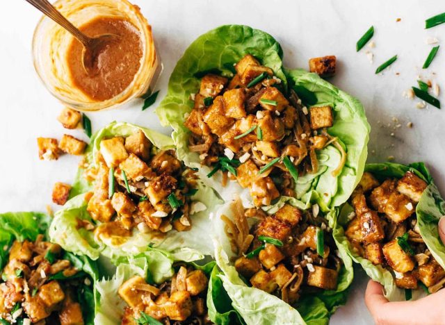 Τα περιτύλιγμα μαρούλι vegan tofu