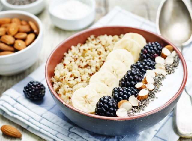 Γιαούρτι με φρούτα, αμύγδαλα, σπόρους chia και quinoa