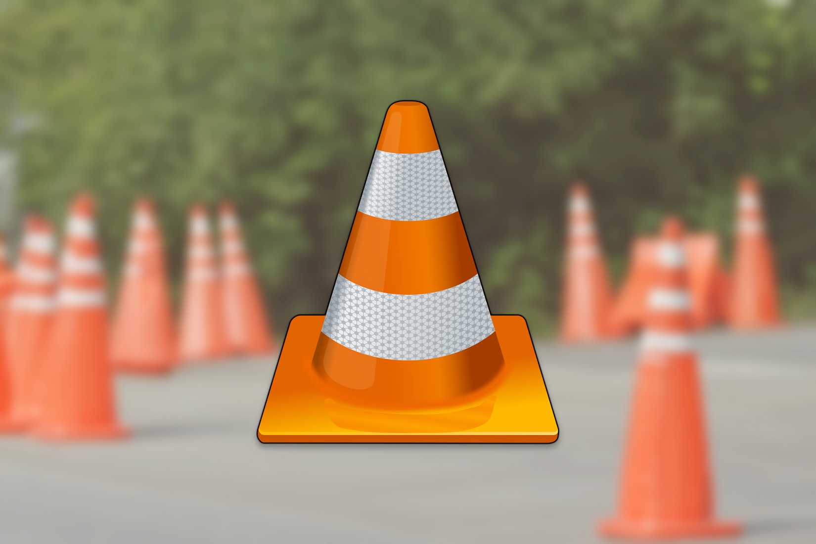 Το λογότυπο VLC πάνω από μια εικόνα των κώνων κυκλοφορίας. 
