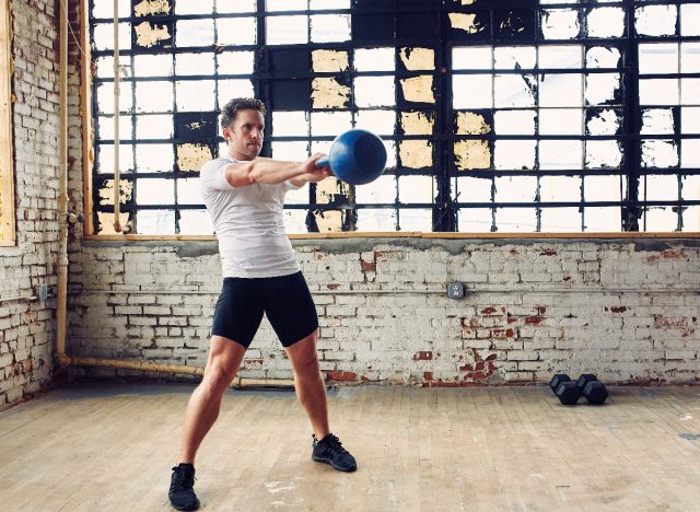 Άνθρωπος που κάνει kettlebell swing