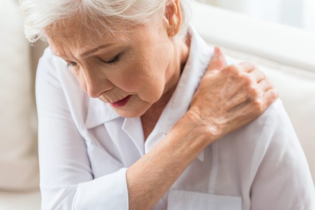Η Senior Lady δείχνει πόνο από πόνο